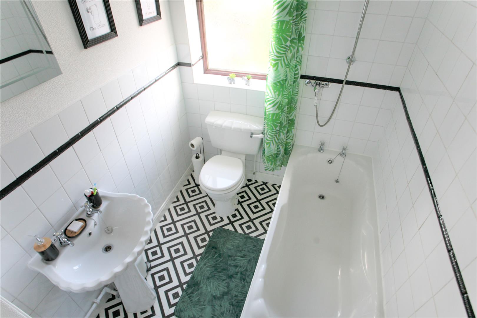 FIRST FLOOR BATHROOM/WC